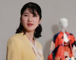 《32年前の森英恵さんデザイン》愛子さま　雅子さまから受け継がれた“レモンイエロースーツ”を！「尊すぎて泣ける」「ぐっと大人っぽく」と絶賛広がる