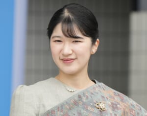 愛子さまは54歳に…皇族数確保の養子縁組案“見直しは30年後”の無責任ぶり…宮内庁内からも批判の声が