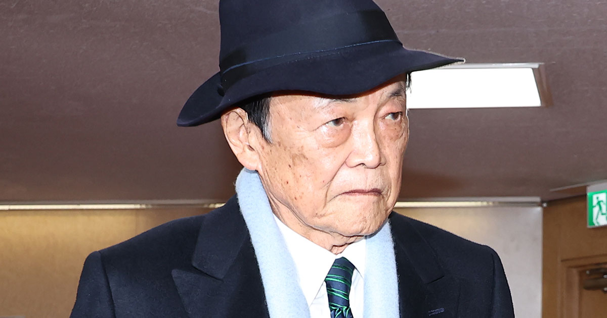 《皇室乗っ取りクーデター》麻生太郎氏　“養子案”主導に広がる反発…“天皇の外戚になる可能性”との指摘も | 女性自身