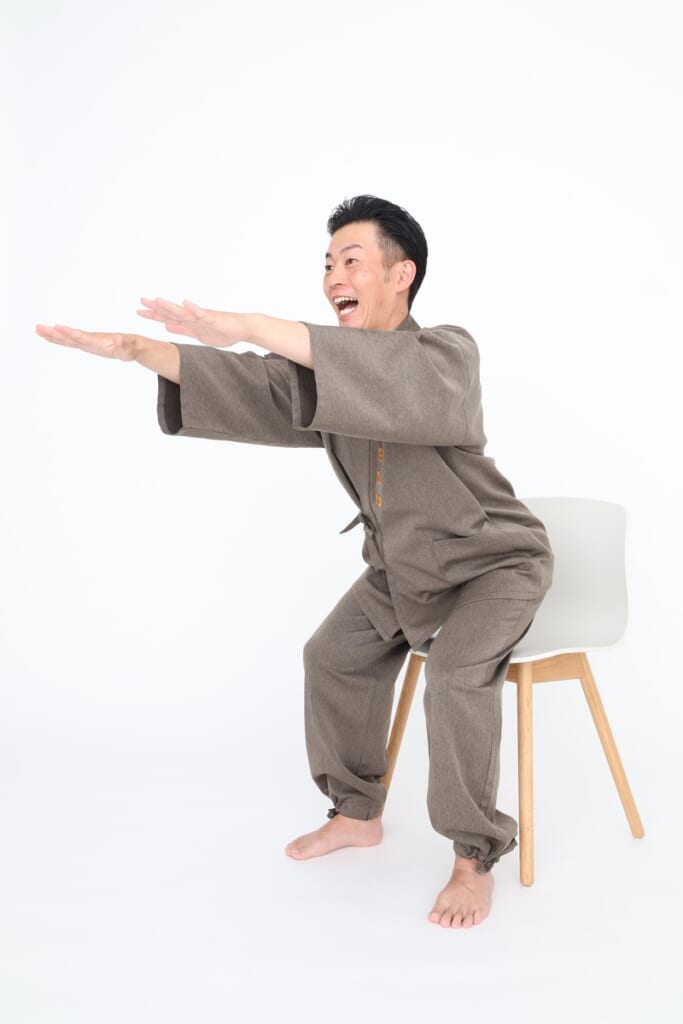 ごぼう先生が動画で解説！「50代からの不調解消体操」【暑熱順化 イス保険スクワット】｜介護界のアイドル
