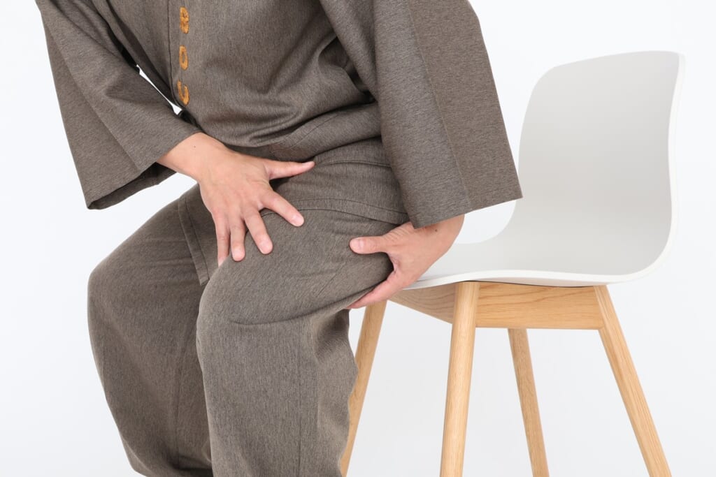 ごぼう先生が動画で解説！「50代からの不調解消体操」【暑熱順化 イス保険スクワット】｜介護界のアイドル