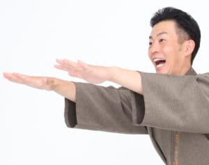 ごぼう先生が動画で解説！「50代からの不調解消体操」【暑熱順化 イス保険スクワット】｜介護界のアイドル
