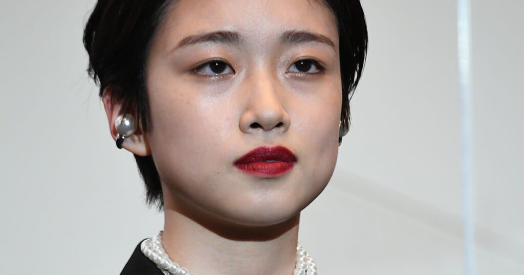 《“目のやり場に困る”ミニスカが話題に》河合優実　斬新すぎるビジュアルにネット騒然「誰かわからなかった」