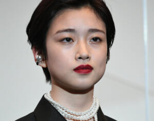 《“目のやり場に困る”ミニスカが話題に》河合優実　斬新すぎるビジュアルにネット騒然「誰かわからなかった」
