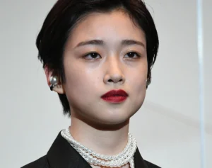 《“目のやり場に困る”ミニスカが話題に》河合優実　斬新すぎるビジュアルにネット騒然「誰かわからなかった」