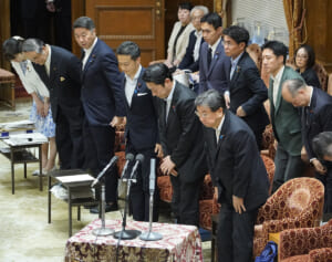 「愛ではなく服従への誘導」芥川賞女性作家　“国旗損壊罪”への見解がネット上で物議…著名科学者も賛同コメント