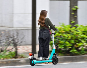 《道交法改正後で初》電動キックボードで死亡事故…専門家が語る「ルール無視のユーザーから身を守る方法」