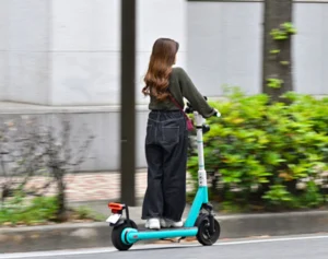 《道交法改正後で都内初》電動キックボードで死亡事故…専門家が語る「ルール無視のユーザーから身を守る方法」