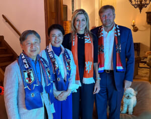 《オランダ王室の写真撮影会の常連》雅子さまといっしょにW杯観戦のトイプードル　可愛すぎる貢献ぶり