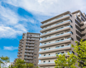 外国人グループに理事を乗っ取られるケースも…新法でも対応できないマンション管理組合のトラブル