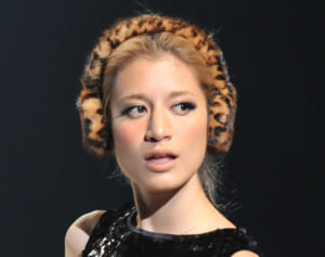 《がっつりタトゥーを入れて…》テレビから消えた“セレブ”タレント（39）芸能界引退後の“奔放”な現在地