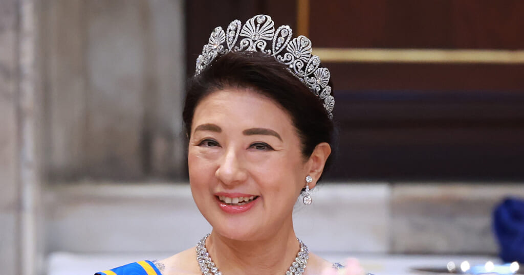 雅子さまの「鮮やかブルーと金ドレス」、天皇陛下と国王の「セルフィー