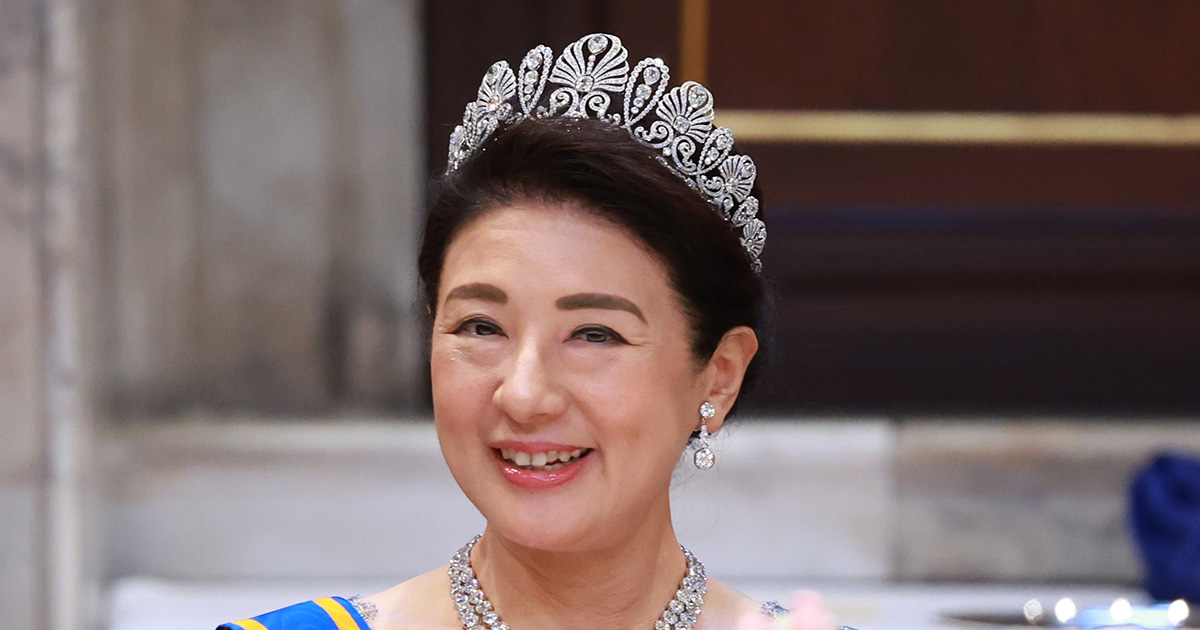 雅子さまの「鮮やかブルーと金ドレス」、天皇陛下と国王の「セルフィー