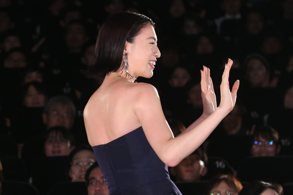 「攻めすぎじゃない？」三吉彩花　透ける大　ドレス姿にネット騒然…高まる露出度に戸惑いも