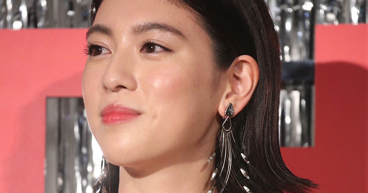 「見せたくてたまらないんやろ」三吉彩花 “タトゥー丸出し”ドレス姿が賛否も…映画関係者が”熱視線を送るワケ” | 女性自身