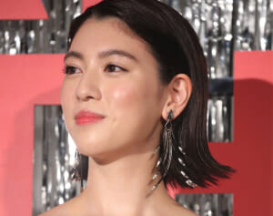 「宣伝効果は大きい」三吉彩花　『キングダム』プレミアで披露した“タトゥー丸出し”ドレス姿に映画関係者が熱視線