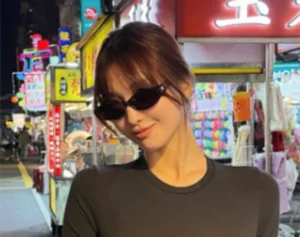 《直視できない》29歳韓流アイドルが“ハイレグ”ジーパン姿…“両脇丸見え”スタイルも話題に