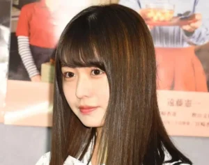 《左わき腹のタトゥーが物議》元超人気アイドル女優　背中ぱっくり黒ドレス姿に反響続々…“露出増加”の陰にストイックな身体づくり