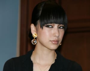 《目のやり場に困る》43歳“紅白出場”女優歌手　がっつり“胸元”タトゥー見せ…芸能界で急増する“隠さない”路線