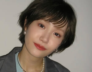《退所めぐりドロ沼騒動》尾碕真花　アイドルデビューが不発、セクシー女優役で体当たり演技…事務所が反発の裏にあった“波乱万丈の下積み生活”