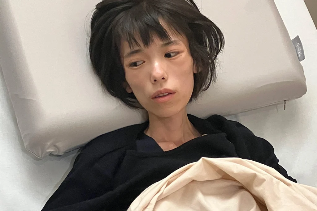 《独自》「抱きしめたら骨ばっていて」16歳少女が違法勾留と自白強要で体重20キロとなって“餓死”…母が訴える取り調べでの「セクハラ発言」