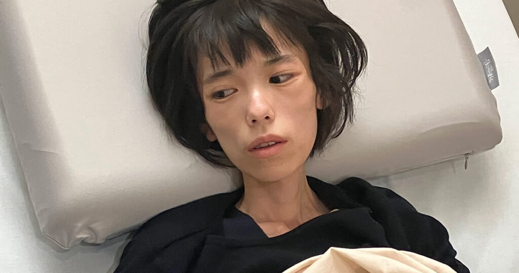 《独自》「抱きしめたら骨ばっていて」16歳少女が違法勾留と自白強要で体重20キロとなって“餓死”…母が訴える取り調べでの「セクハラ発言」