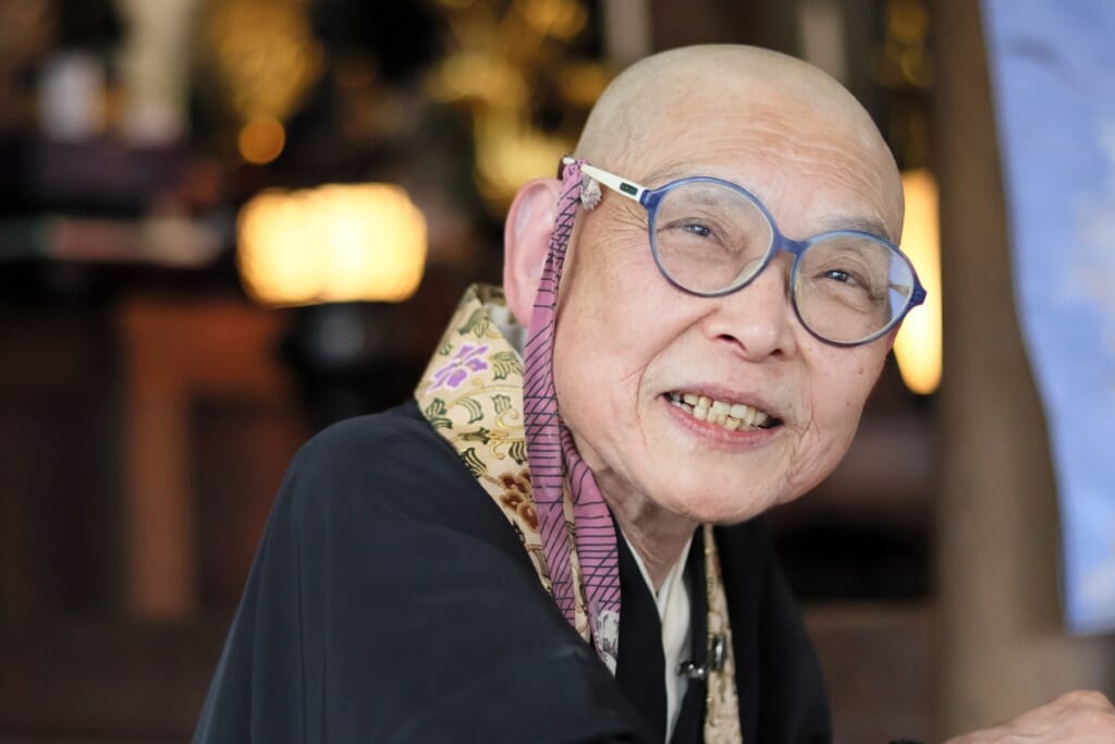 《「鬼のような嫁」と陰口も》グルメ記者から尼僧に転身した伊藤妙通さん　荒れ寺再建に秘めた“家族への思い”