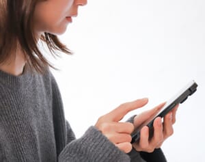 「幼児の顔面にケーキ押し付け」動画が警察・児相案件に…SNSでの子供投稿に潜む“取り返しのつかないリスク”、「デジタル誘拐」の危険も