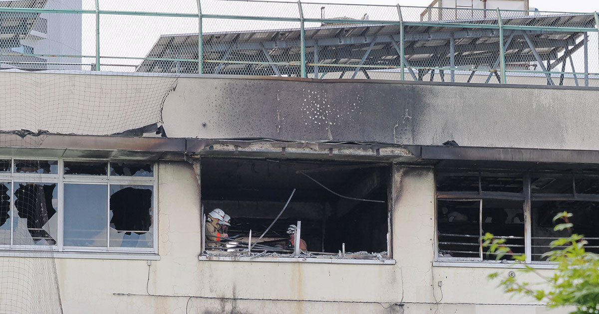 【小学校火災】児童を助けた40代女性音楽教師が一転、失火の“容疑者”に…燃えた衣類は「金管バンドのユニフォーム」か | 女性自身