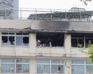 「バーンと音がして窓から逃げた」東京・北区の小学校火災に消防車74台、児童が語る緊迫の脱出劇