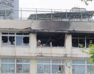 「バーンと音がして窓から逃げた」東京・北区の小学校火災に消防車74台、児童が語る緊迫の脱出劇