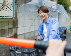 「後部座席の子供が傘を差したら違反？」 梅雨どきに気になる自転車ルール、警察庁の見解は？