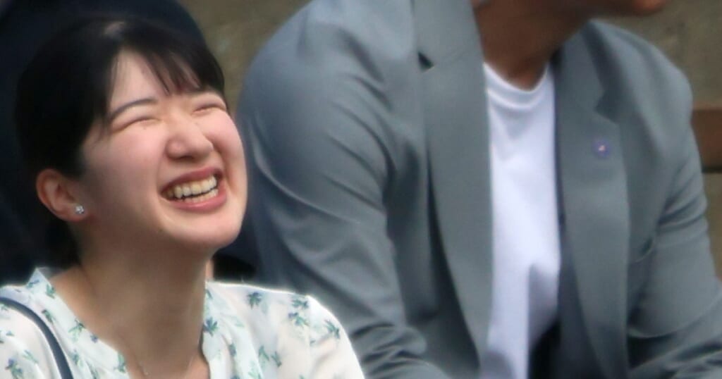 《両陛下と離れたお席で…》愛子さま　“幼なじみの男の子”と「輝く笑顔の親密交流25分間」