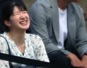 《両陛下と離れたお席で…》愛子さま　“幼なじみの男の子”と「輝く笑顔の親密交流25分間」