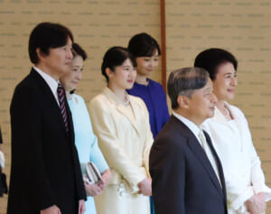 《気品がすさまじい》宮中茶会でクリーム色とブルーが“映えた”！愛子さま、佳子さまの“美の競演”