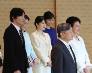 《気品がすさまじい》宮中茶会でクリーム色とブルーが“映えた”！愛子さま、佳子さまの“美の競演”