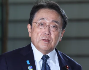「サイズがあってない」赤沢経産大臣　私物の革ジャンをドン小西氏が酷評！“ワイルド激変” が話題も一刀両断