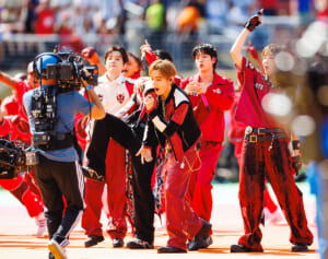 「BTSが優勝！」大不評のW杯ハーフタイムショーでBTSが見せた“ダイナマイトなファンサービス”