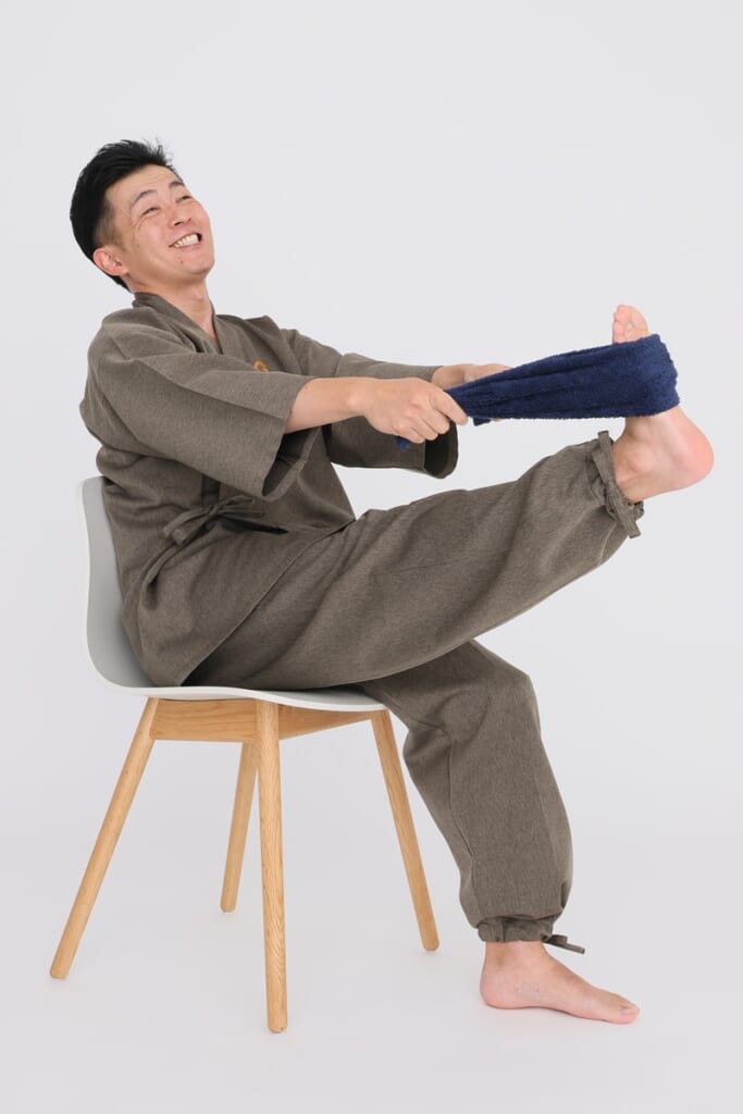 ごぼう先生が動画で解説！「50代からの不調解消体操」【クーラーむくみ解消 タオルで足ピーン体操】｜介護界のアイドル