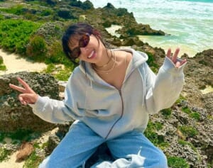 「脱ごうとしてる？」“紅白5度出場”女優（28）“目のやり場に困る”大胆肌見せショットにファン衝撃