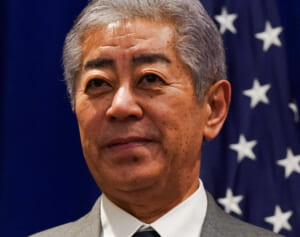 「気味悪くニヤニヤしている」自民・岩屋前外相　国旗損壊罪法案の採決直前に“退席”の波乱…自民議員の“笑顔”を野党側は猛批判