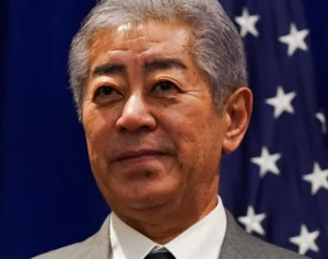 「気味悪くニヤニヤしている」自民・岩屋前外相　国旗損壊罪法案の採決直前に“退席”の波乱…自民議員の“笑顔”を野党側は猛批判