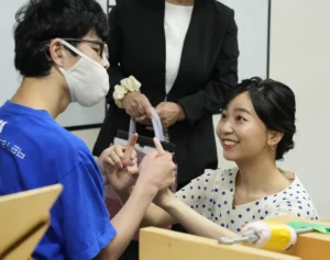 佳子さま　贈られた「300円ピアス」を着用されて…“ケンちゃん”との絆が拓いた「ライフワーク」の“新境地”