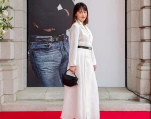 《下穿いてる？》“朝ドラ連続出演”女優　“攻めすぎ”コーデで魅せた進化…人気俳優夫の“ドSダメ出し”、初舞台挑戦で広がる”表現の幅”