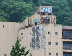 スパイダーマンの仕業？　鬼怒川温泉の廃墟ホテル壁面に現れた謎の“巨大落書き”弁護士に聞いた「罪に問われる可能性」