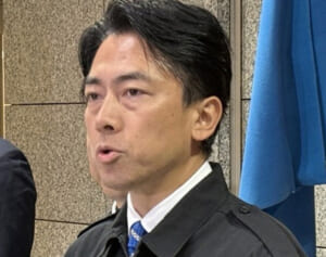 「アングルが変だぞ」小泉防衛大臣が“モデル並み”のスタイルに…熊本地震当日の報道官SNS写真に「勘違いしてる？」とツッコミ殺到