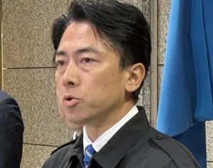 「アングルが変だぞ」小泉防衛大臣が“モデル並み”のスタイルに…熊本地震当日の報道官SNS写真に「勘違いしてる？」とツッコミ殺到