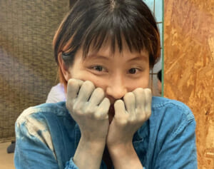 《グループ脱退から5年》人気絶頂で消えた“慶應卒”歌手　眉なし“奇抜”スタイル、アマゾンで出産、胎盤食…世間を驚かせた選択の先にある“今”