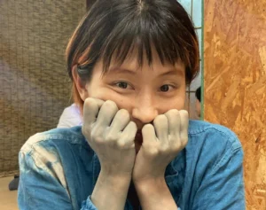 《グループ脱退から5年》人気絶頂で消えた“慶應卒”歌手　眉なし“奇抜”スタイル、アマゾンで出産、胎盤食…世間を驚かせた選択の先にある“今”