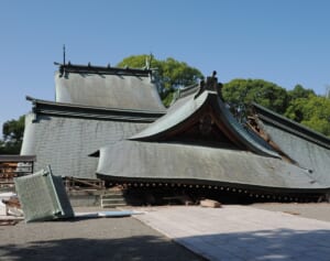 【熊本地震】震度7で“地元のシンボル”がペシャンコに「倒壊して泣き出す人も」…橋は一部が無残に垂れ下がり「車は恐る恐る通っている」